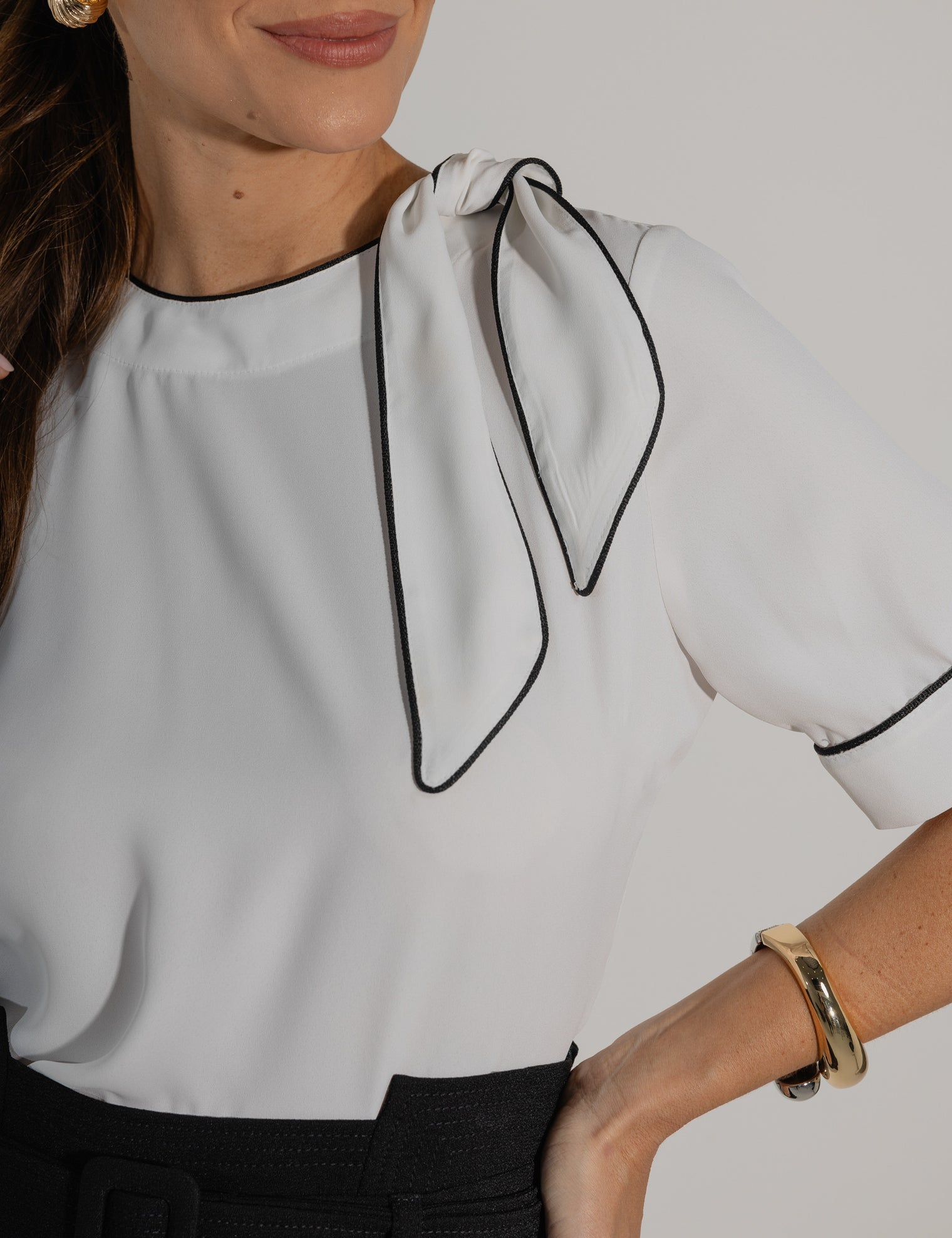 Blusa Laço Bicolor Crepe Preto e Off