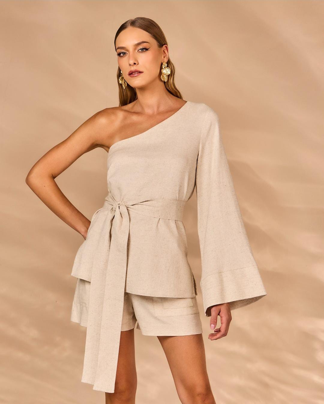 Blusa Um Ombro Só Linho Com Faixa Natural