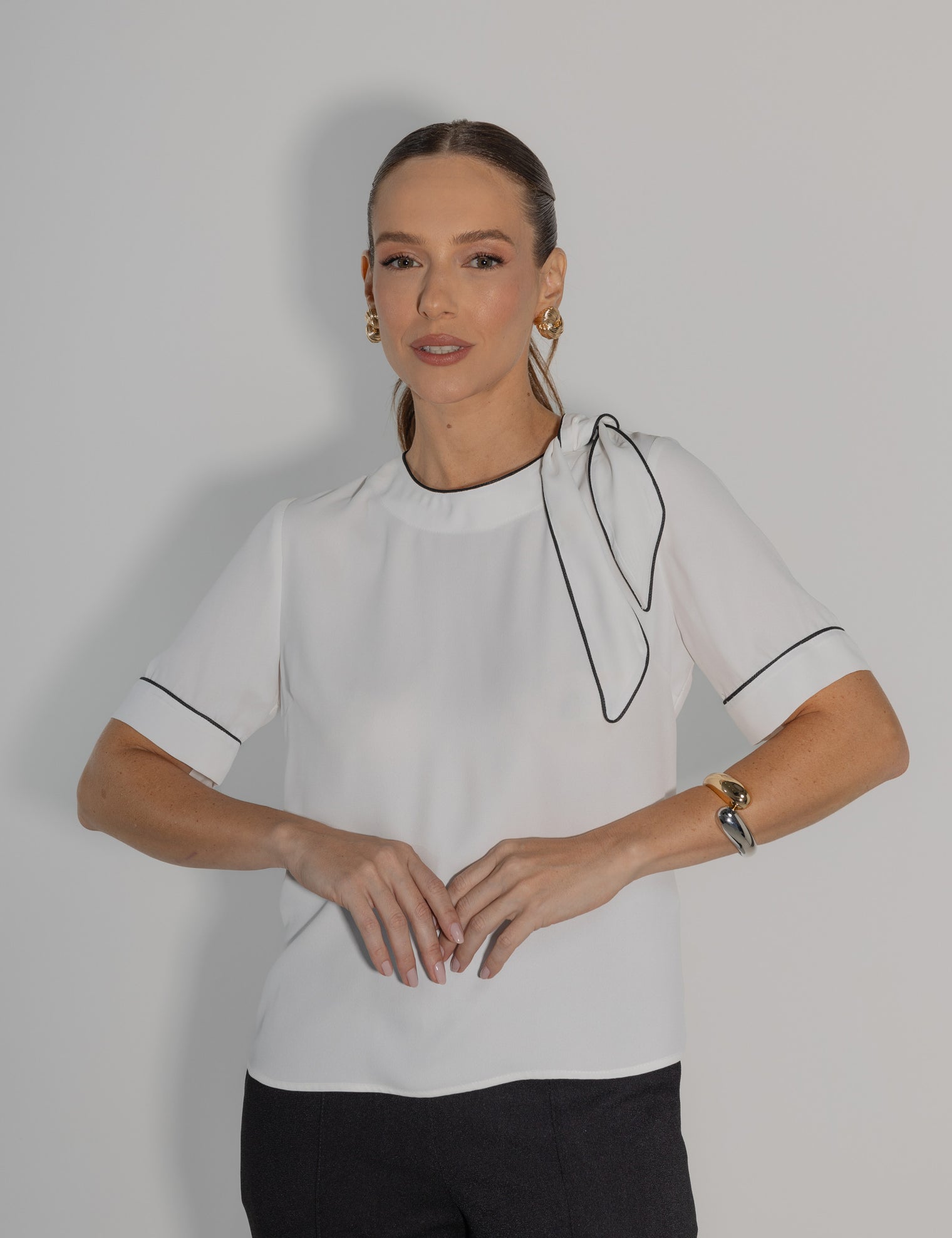 Blusa Laço Bicolor Crepe Preto e Off