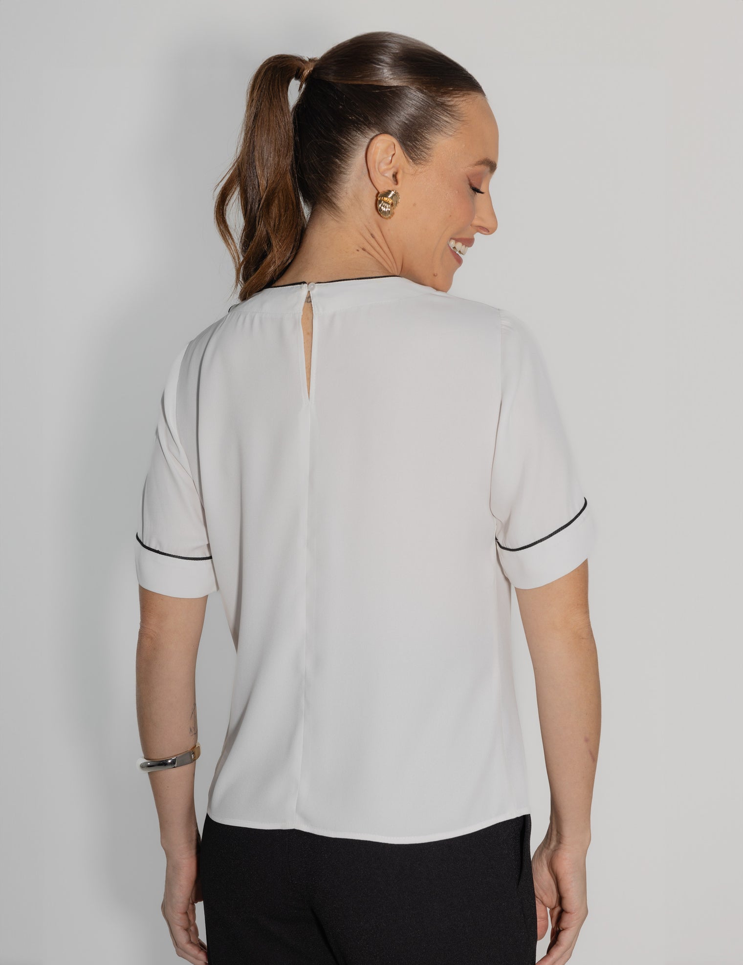 Blusa Laço Bicolor Crepe Preto e Off
