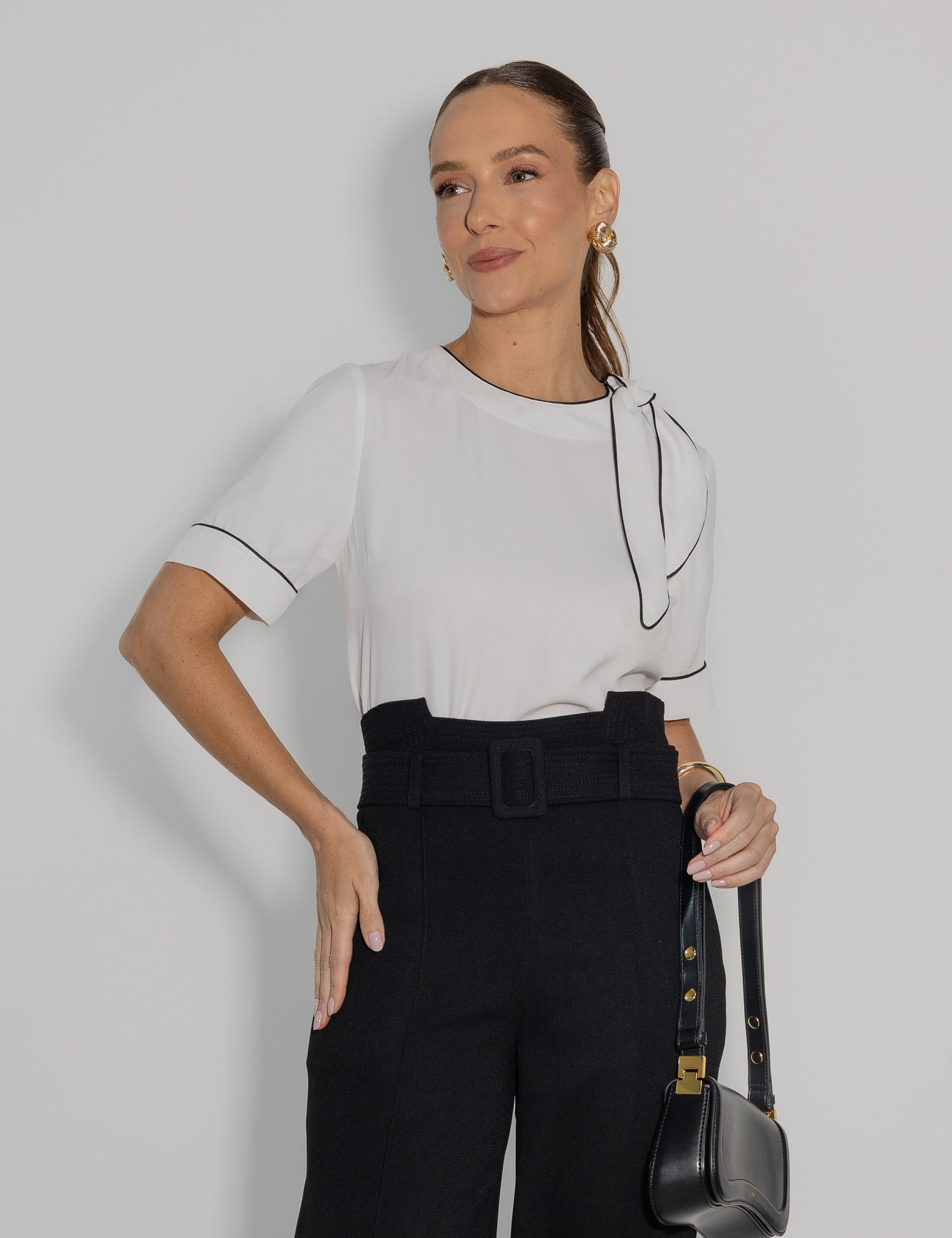 Blusa Laço Bicolor Crepe Preto e Off
